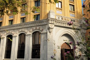 A building facade with arched windows and decorative moldings. - AJWA Sultanahmet (Istanbul)