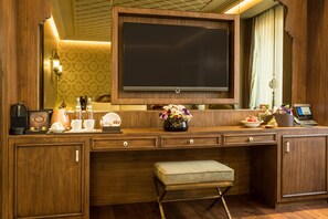 Deluxe French Vertical Greenery View | Premium bedding, minibar, in-room safe, individually decorated - AJWA Sultanahmet (Istanbul)