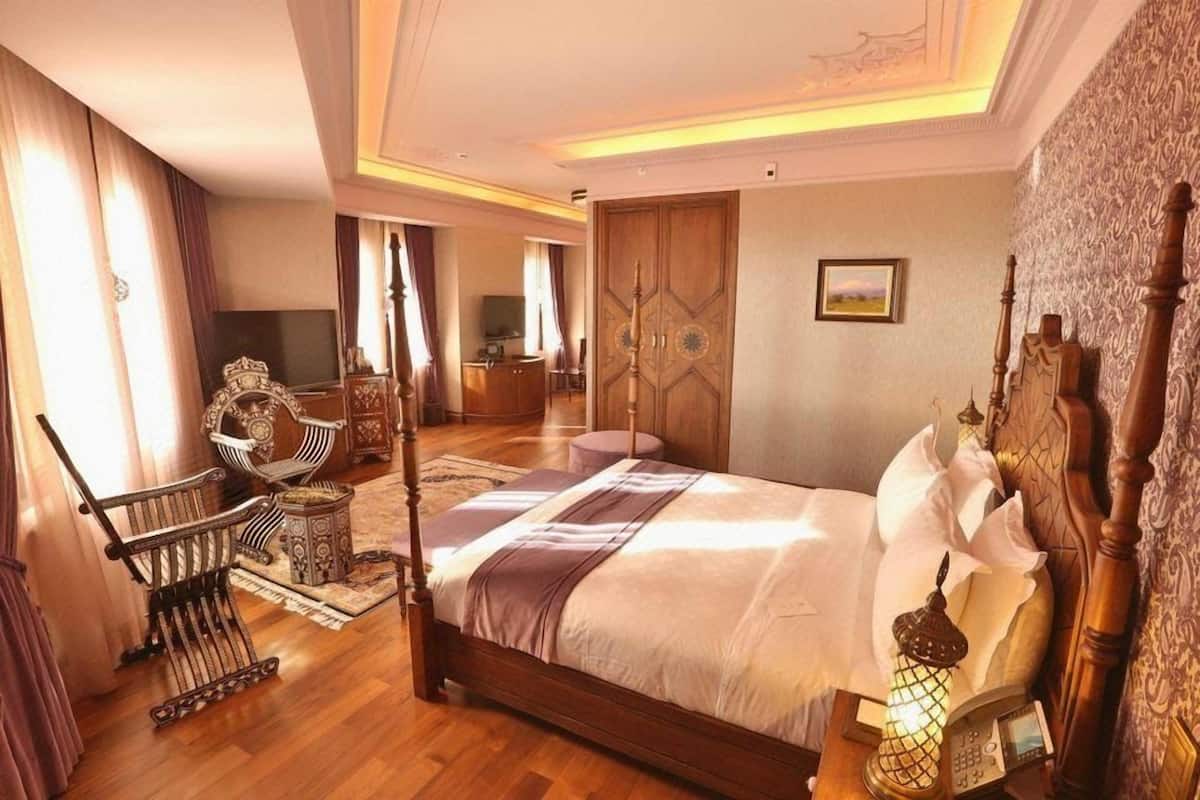 Premium bedding, down comforters, minibar, in-room safe
