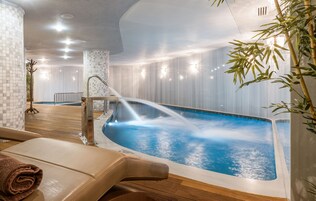 Un sauna, una bañera de hidromasaje, baño turco/hammam