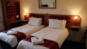 Twin Room | Peralatan tempat tidur premium, seterika/papan seterika, Wi-fi percuma 