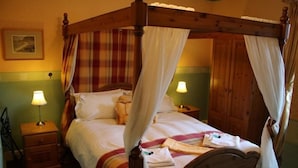 Double Room, Private Bathroom | Peralatan tempat tidur premium, seterika/papan seterika, Wi-fi percuma 