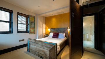 Double Room | Bathroom | Free toiletries, hair dryer, bathrobes, towels