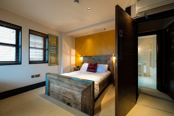 Habitación doble | Baño | Artículos de higiene personal gratuitos, secador de pelo y albornoces