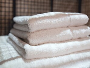 Free toiletries, hair dryer, bathrobes, towels - Charter House (Newport)