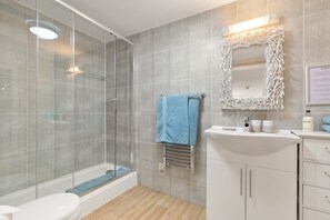 Chambre Double Classique, 1 très grand lit, vue jardin | Salle de bain | Articles de toilette gratuits, sèche-cheveux, serviettes fournies