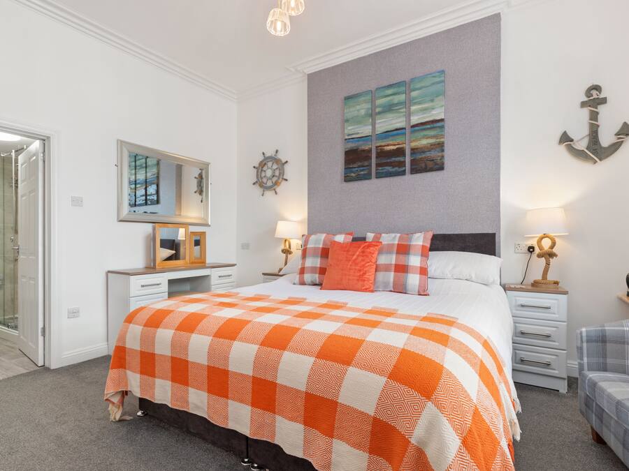 Deluxe Double Room, 1 King Bed | Individually decorated, individually furnished, iron/ironing board