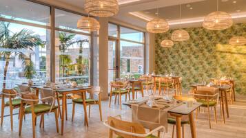 Breakfast, lunch, dinner served; international cuisine