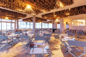 供应早餐、午餐和晚餐，国际美食