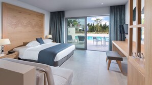 Une chambre d’hôtel moderne dotée d’un grand lit, d’un bureau, d’une chaise et offrant une vue sur une piscine.