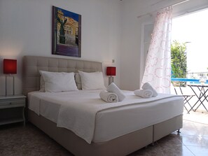 Premium bedding, pillow-top beds, free cots/infant beds, free WiFi - Evi Evan Hotel (Syros)