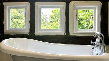 Deluxe-Doppelzimmer | Badezimmer | Haartrockner, Handtücher, Seife, Shampoo