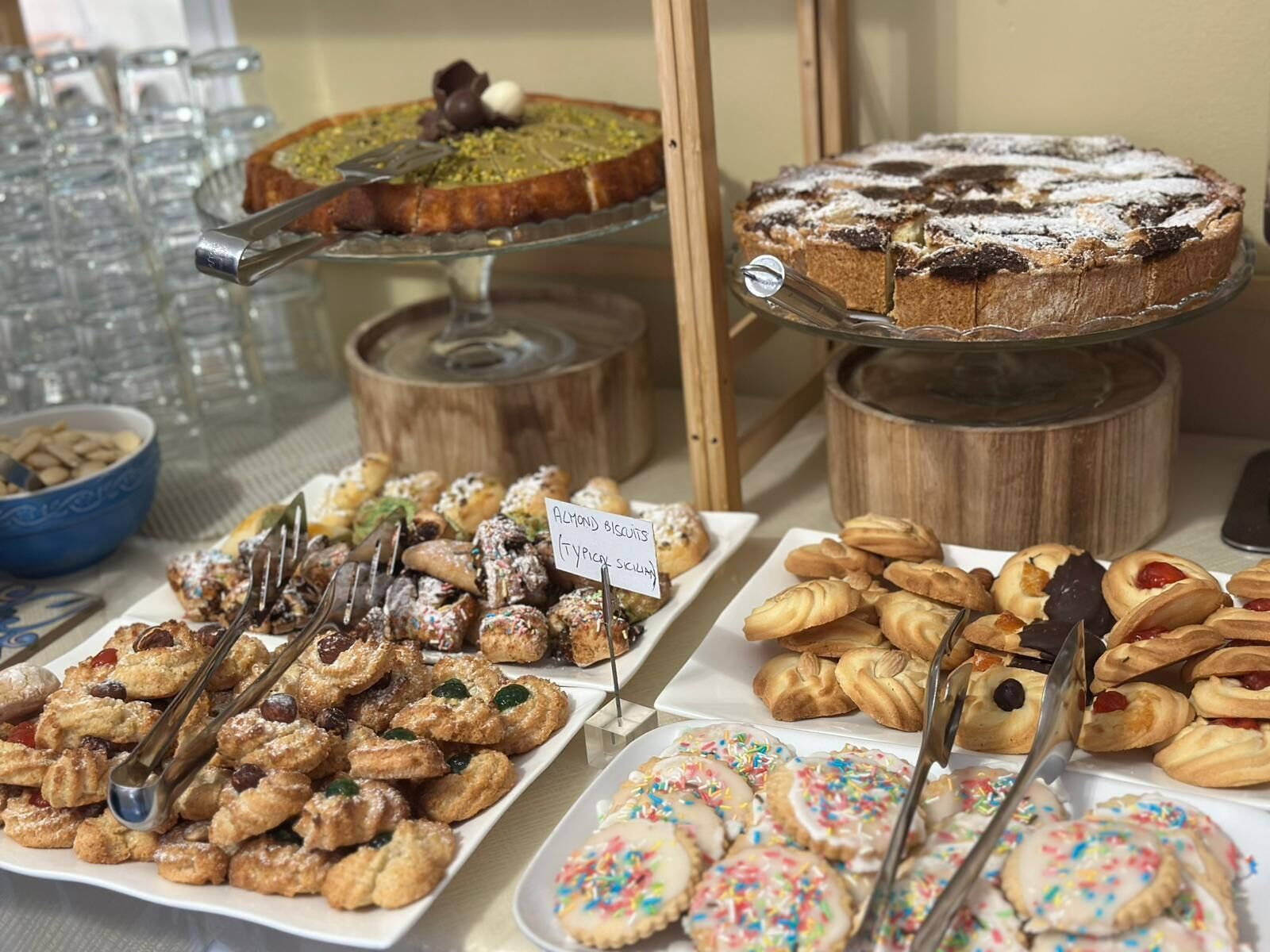 Un buffet proposant une variété de desserts, notamment des gâteaux et des pâtisseries.
