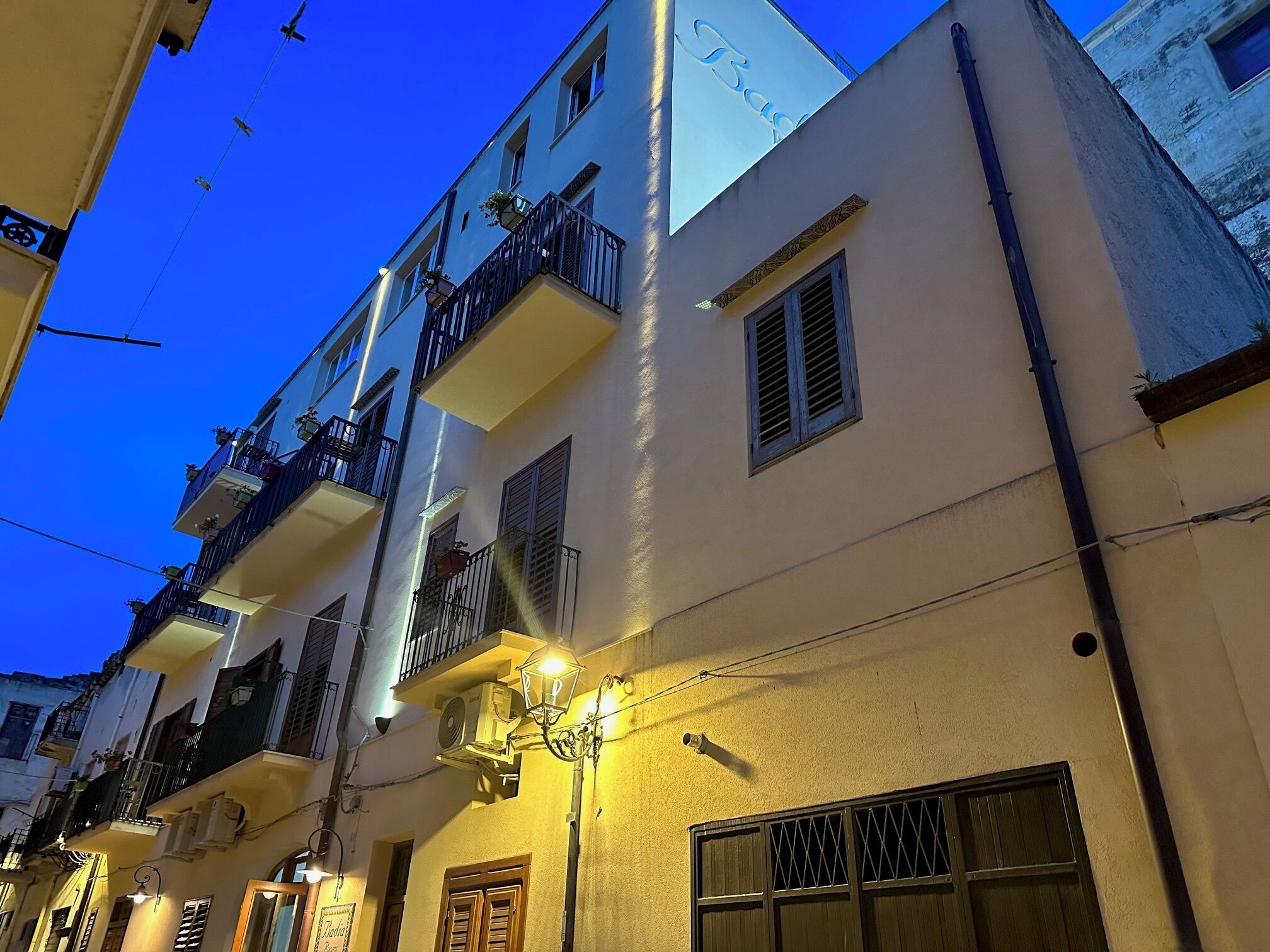 Vista frontal de la propiedad por la tarde o noche