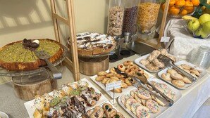 A buffet with various baked goods and fruits. - Badia Rooms & Breakfast (Castellammare del Golfo)
