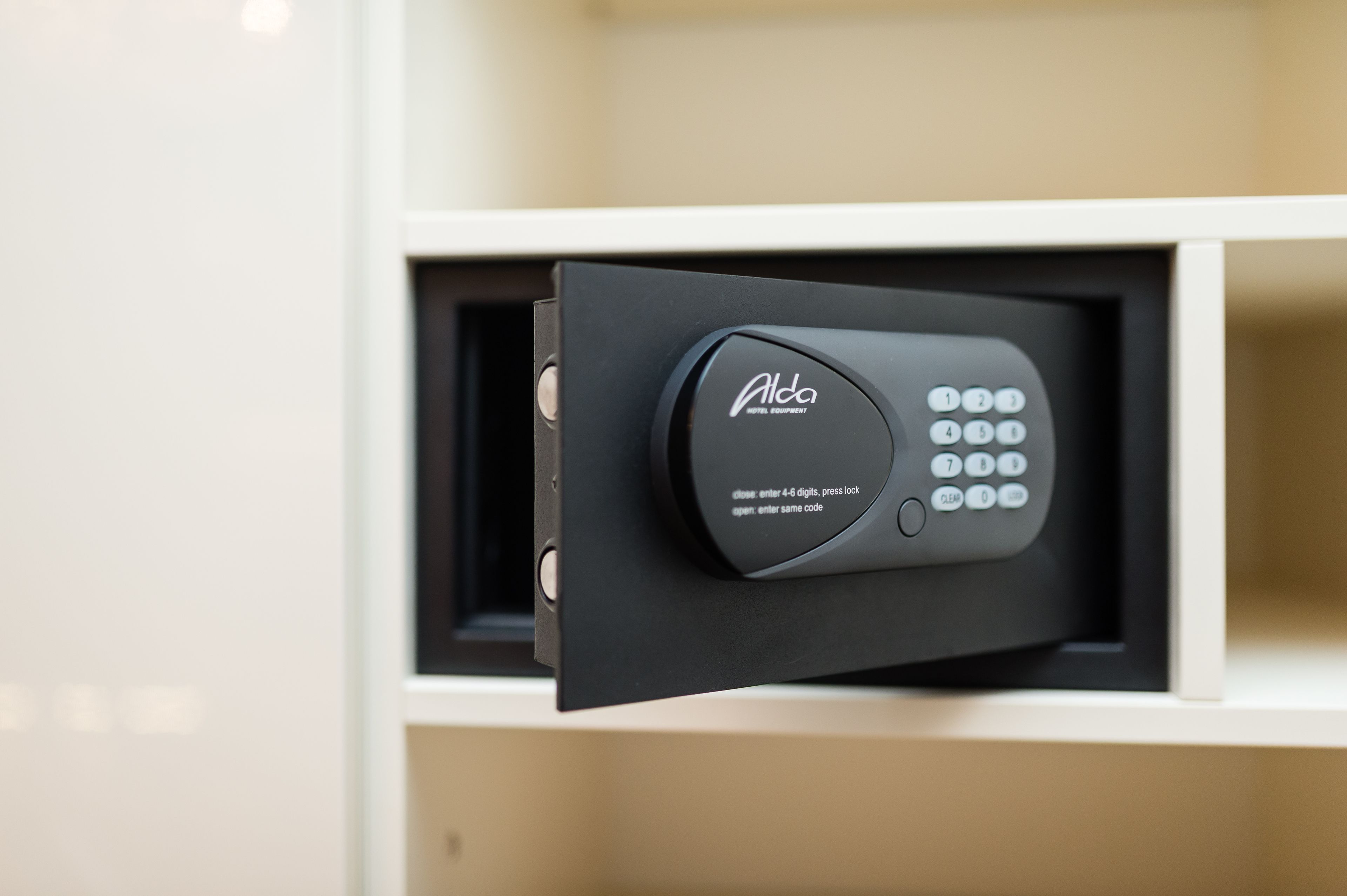Un dispositivo elettronico nero con tastierino e istruzioni per le apparecchiature dell'hotel.