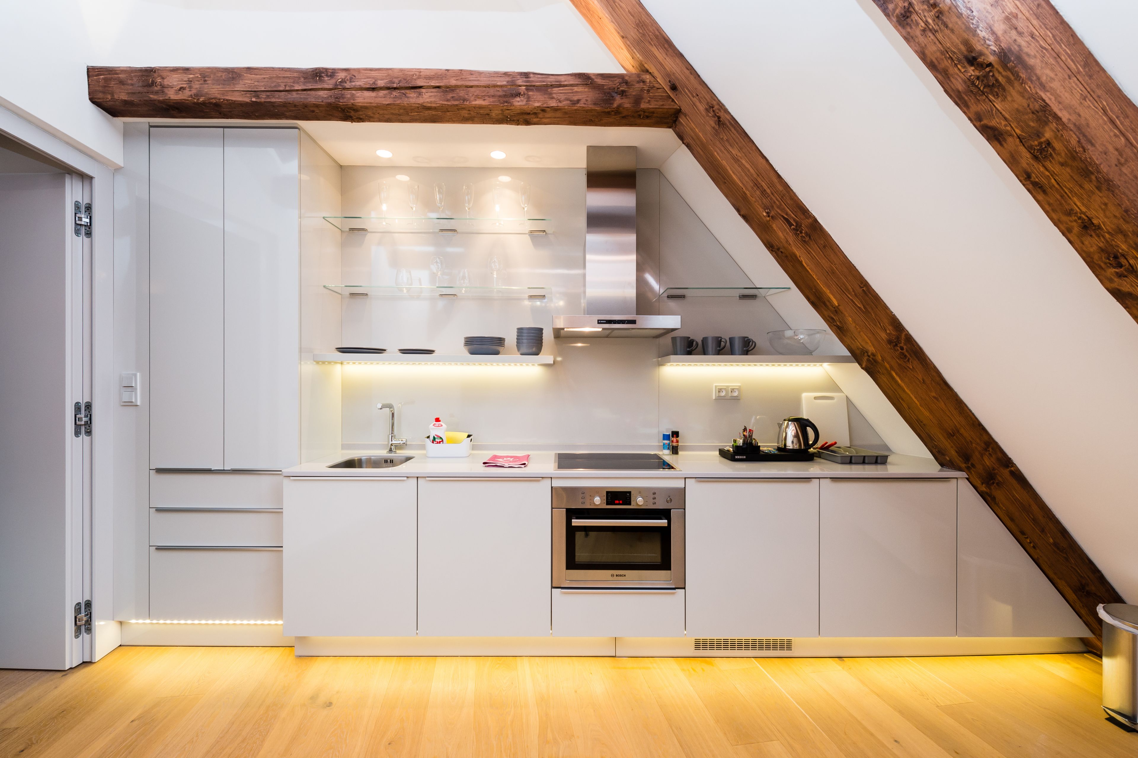 full-sized fridge, microwave, oven, stovetop