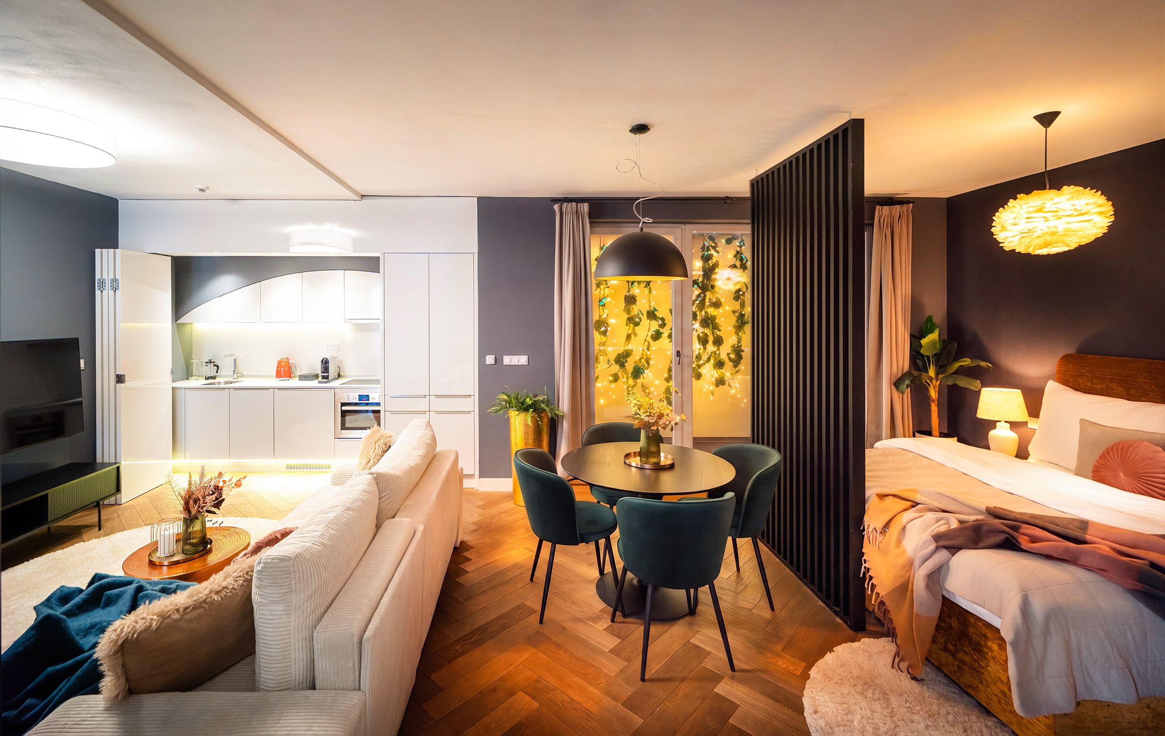 Un appartamento moderno con zona pranzo, cucina e camera da letto.