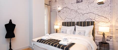 Leilighet – deluxe, 2 soverom, balkong | Sengetøy av topp kvalitet, safe på rommet og individuelt dekorert