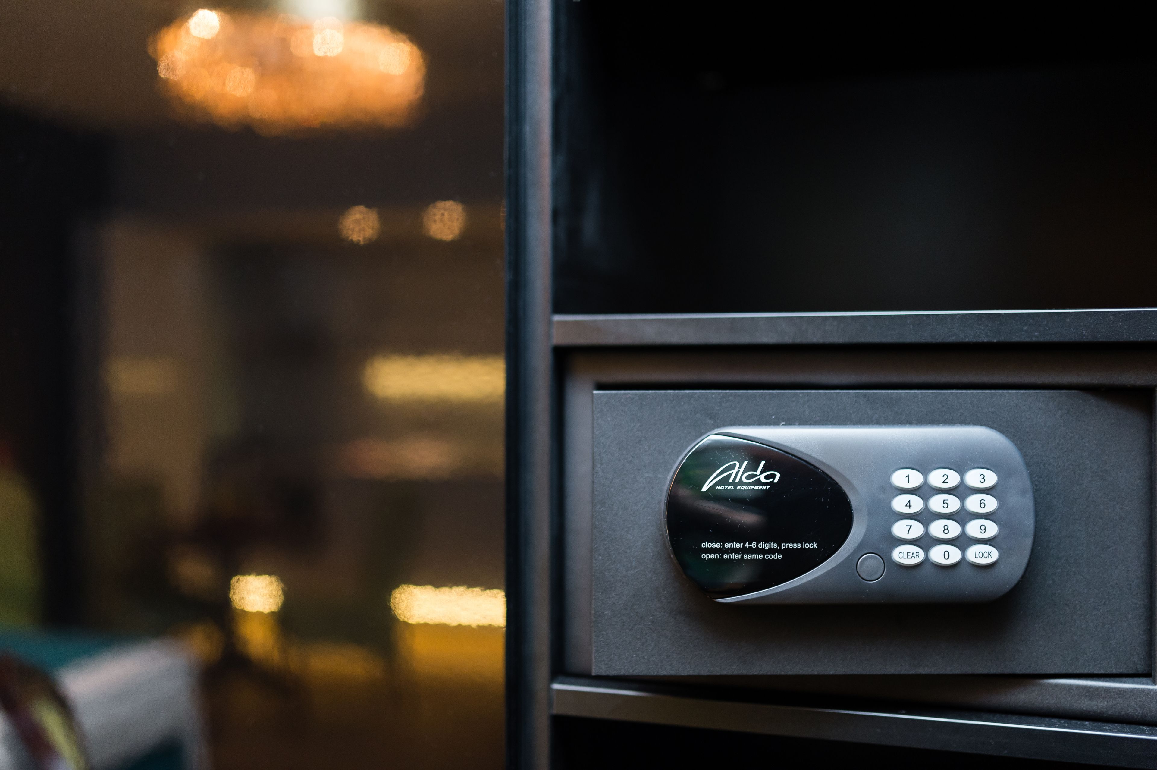 Panel de entrada a una habitación de hotel con teclado digital para acceder.