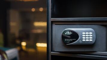 Panel de entrada a una habitación de hotel con teclado digital para acceder.