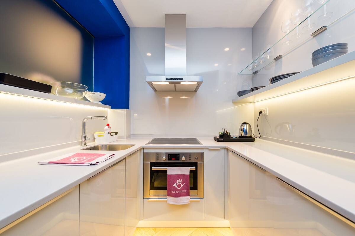 full-sized fridge, microwave, oven, stovetop