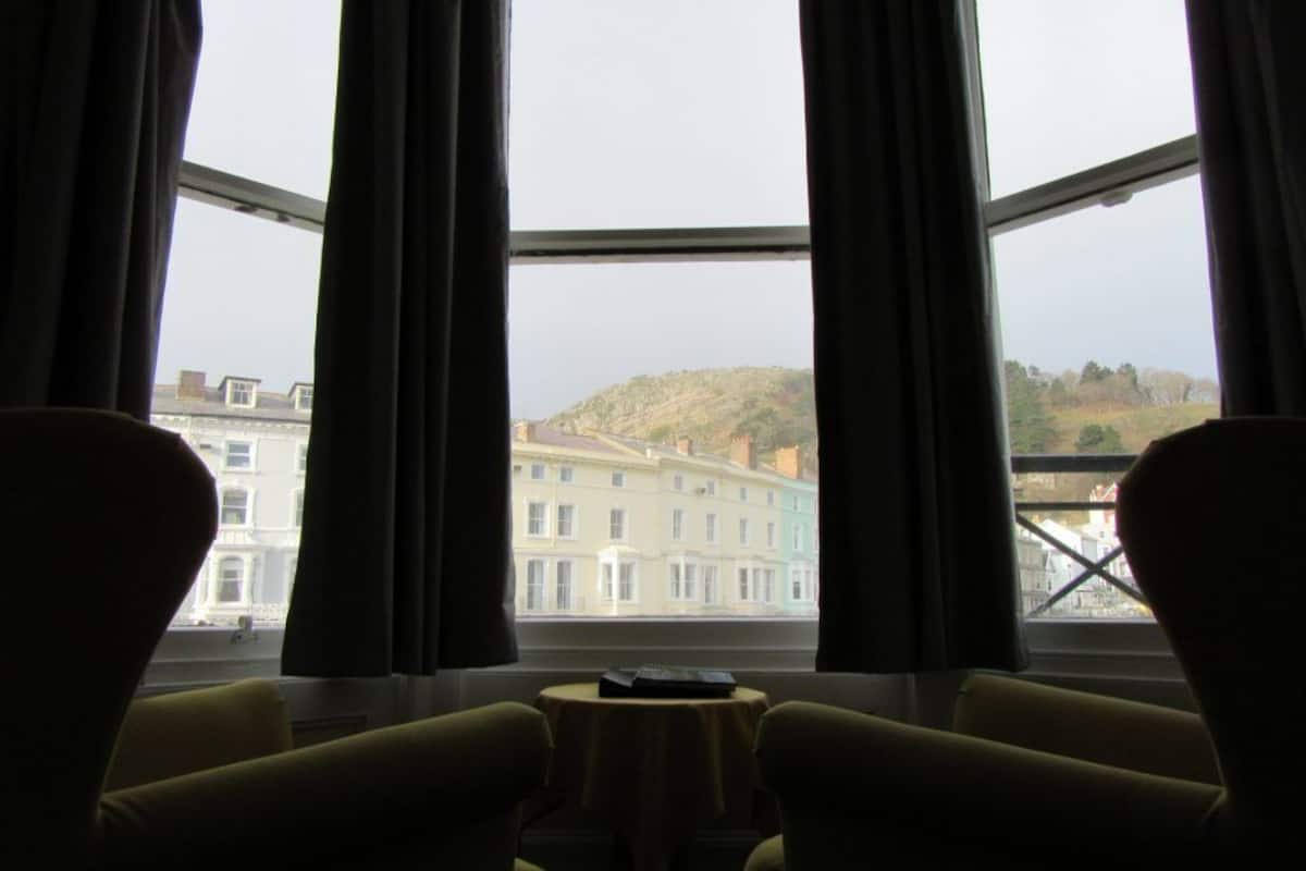 double room | living area | flat-screen tv