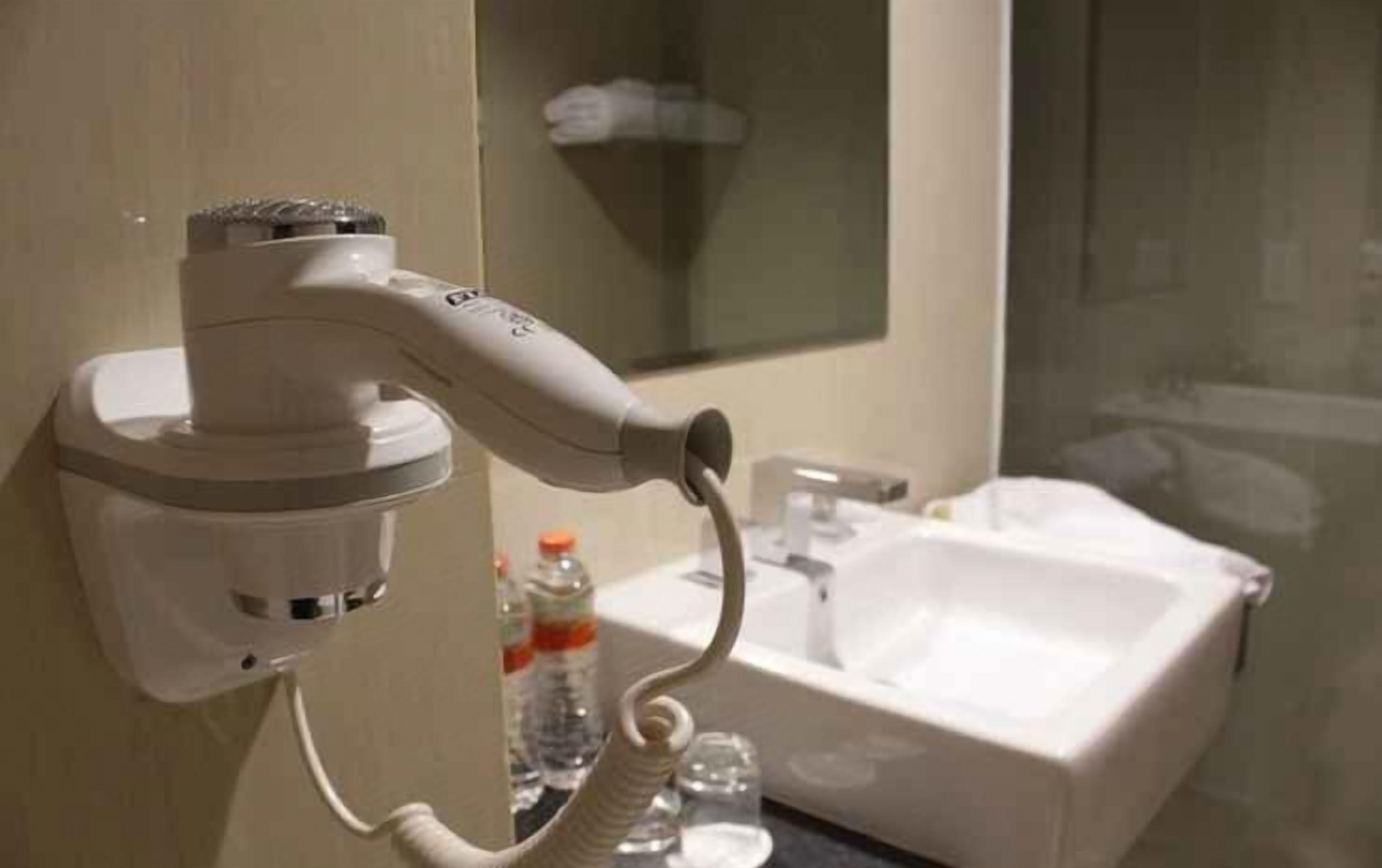 Badkamer | Een douche, gratis toiletartikelen, een haardroger, badjassen