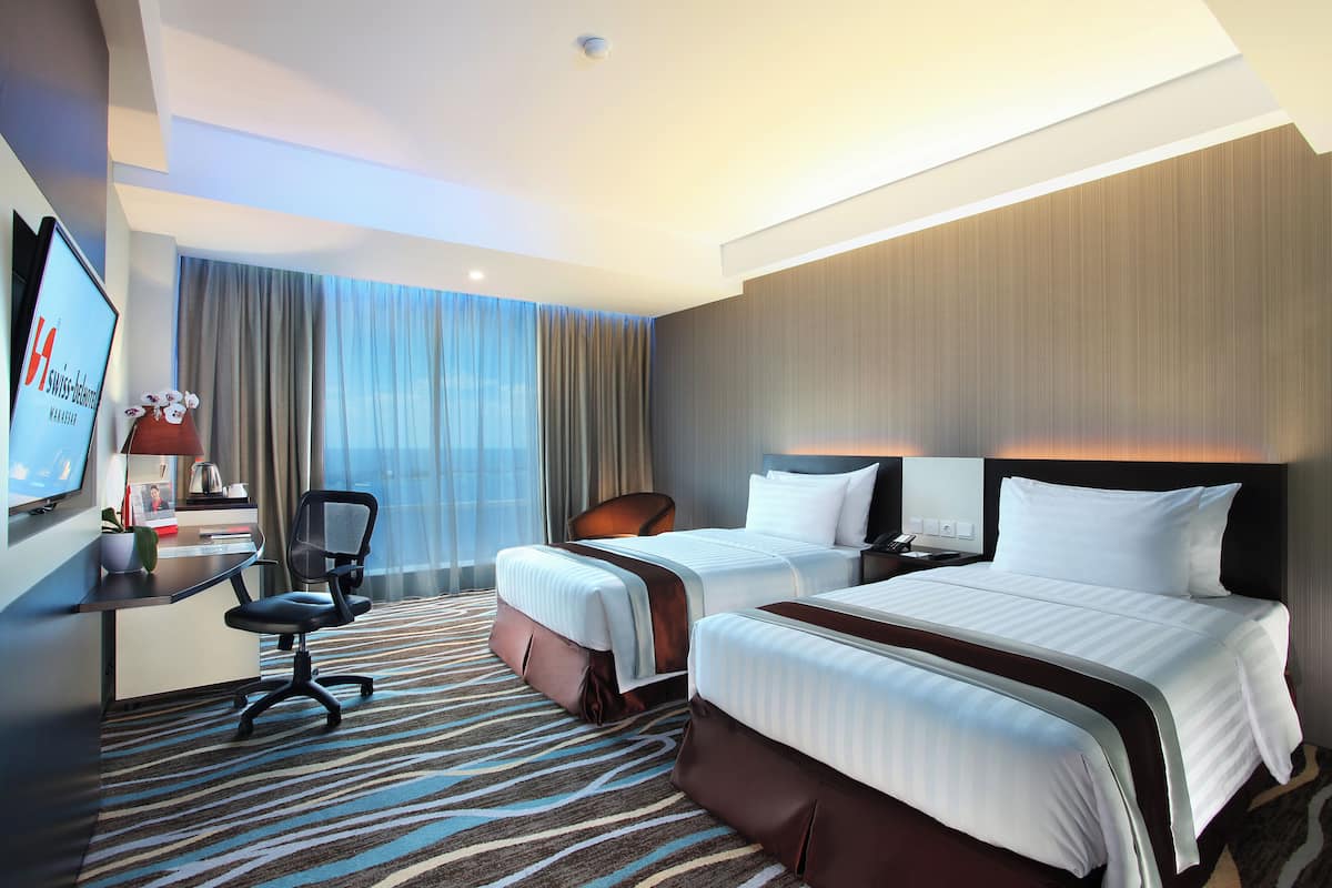 Deluxe Twin kamer, uitzicht op zee | 1 slaapkamer, een kluis op de kamer, een bureau, een laptopwerkplek