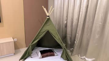 Deluxe Room (Pavilion) | Peti besi dalam bilik, meja, langsir/tirai gelap terus, kalis bunyi