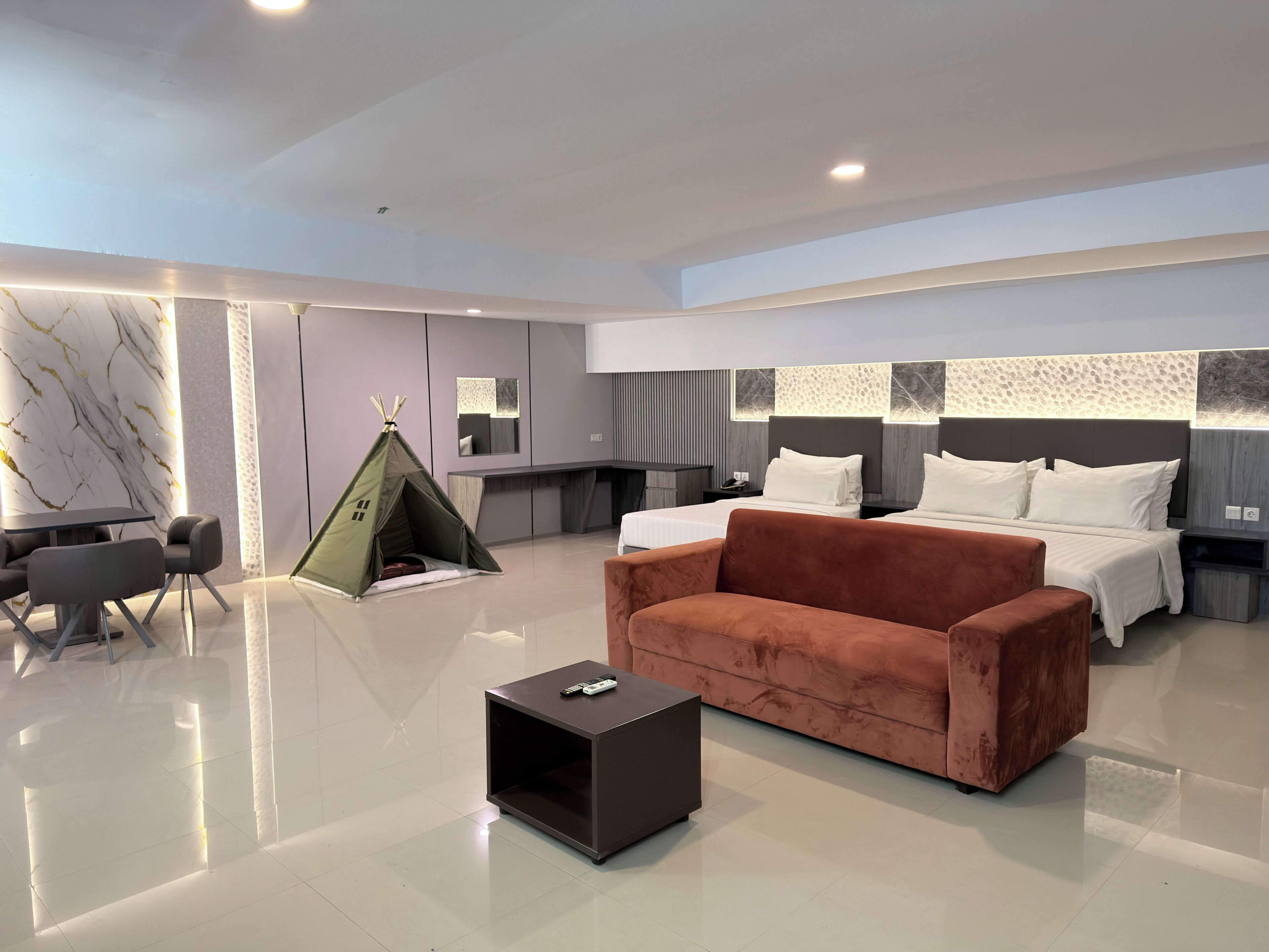 Rom (Pavilion Suite) | Safe på rommet, skrivebord, blendingsgardiner og lydisolert