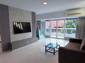 Grand Pavilion | Living area | 42-inch LCD TV with cable channels, TV - Swiss-Belhotel Waterfront Makassar (Makassar)