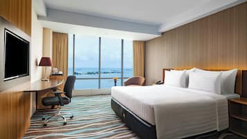 Deluxe tweepersoonskamer, uitzicht op zee | 1 slaapkamer, een kluis op de kamer, een bureau, een laptopwerkplek