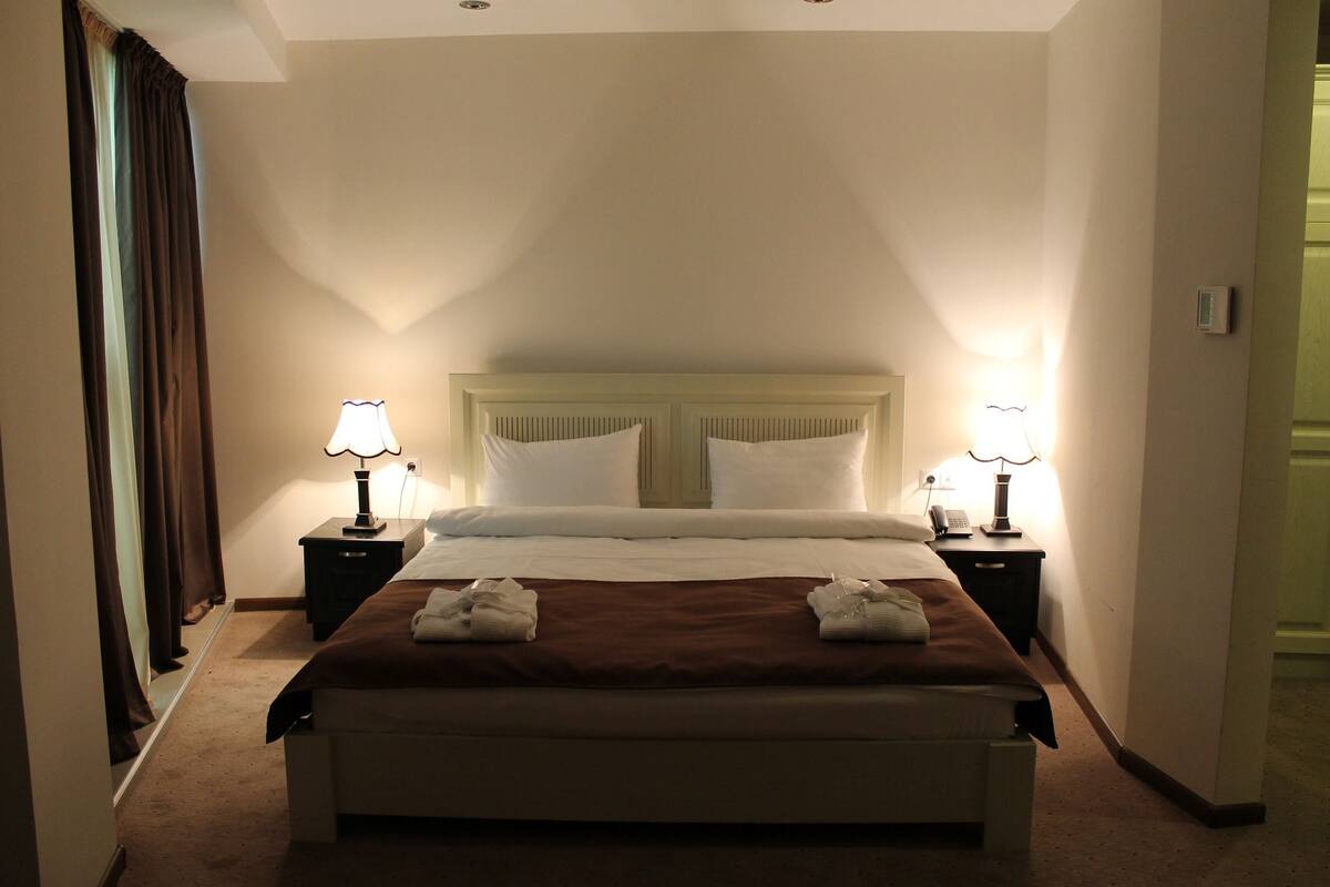 Quarto casal standard | Frigobar, escrivaninha, camas extras/dobráveis (sobretaxa)