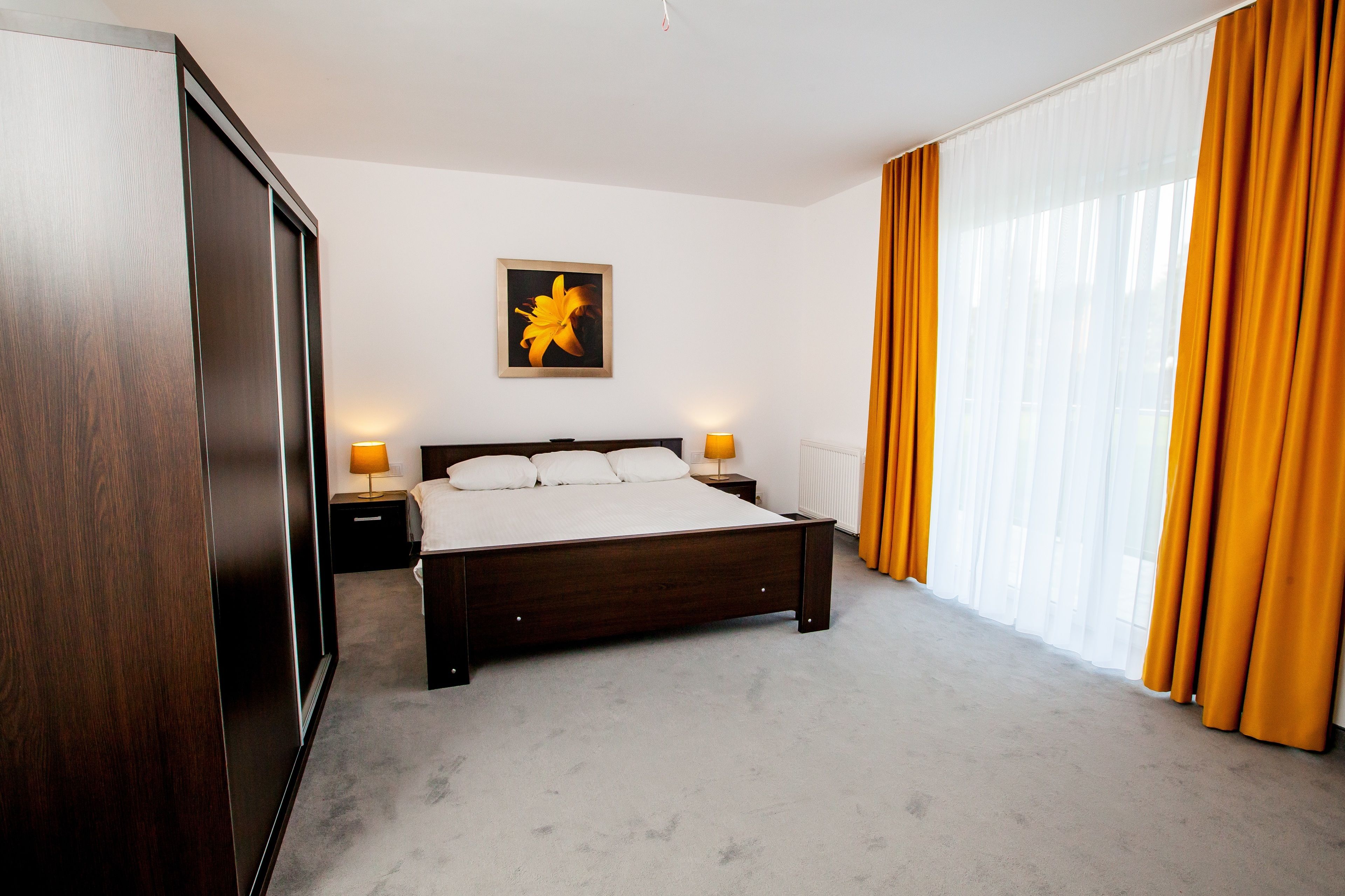 deluxe room | minibar, in-room safe, desk, free wifi