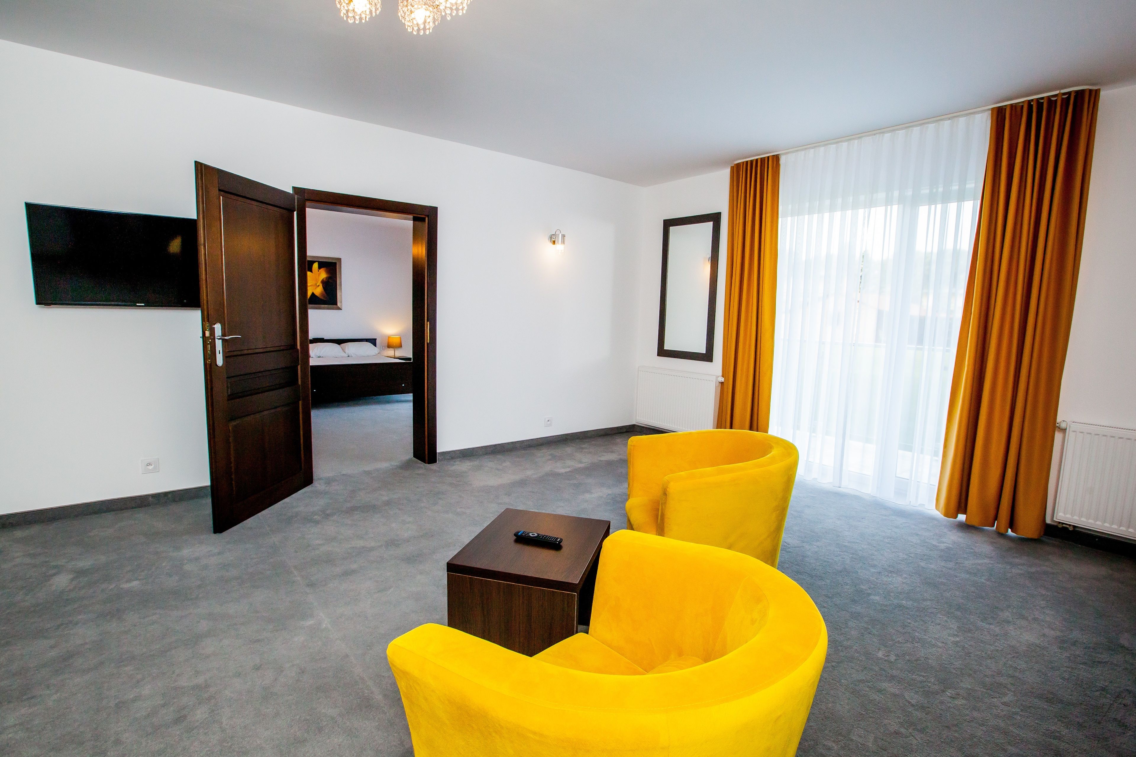 deluxe room | minibar, in-room safe, desk, free wifi