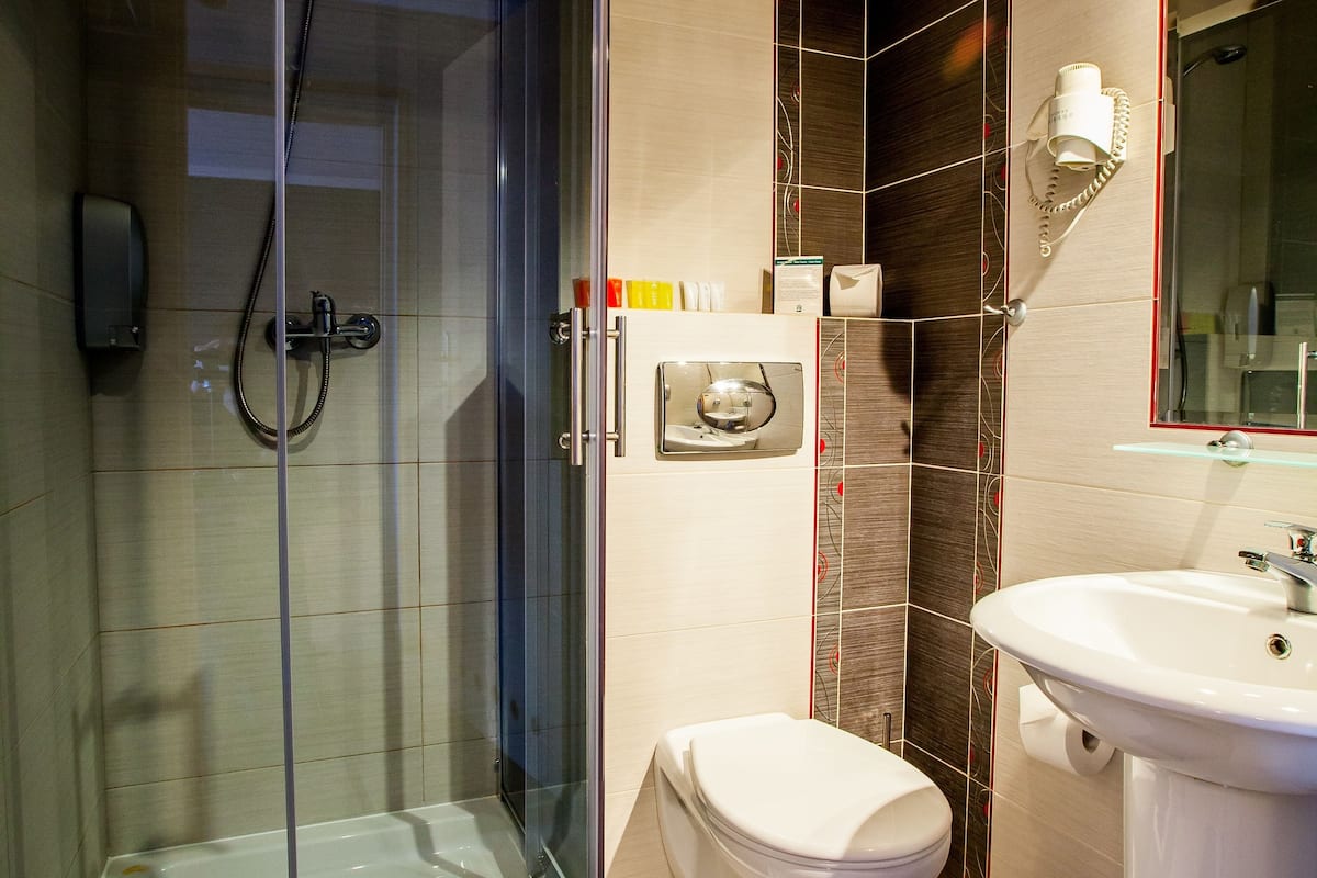studio | bathroom | shower, hair dryer, towels
