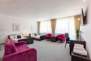 Luksusrom | Minibar, safe på rommet, skrivebord og wi-fi (inkludert)