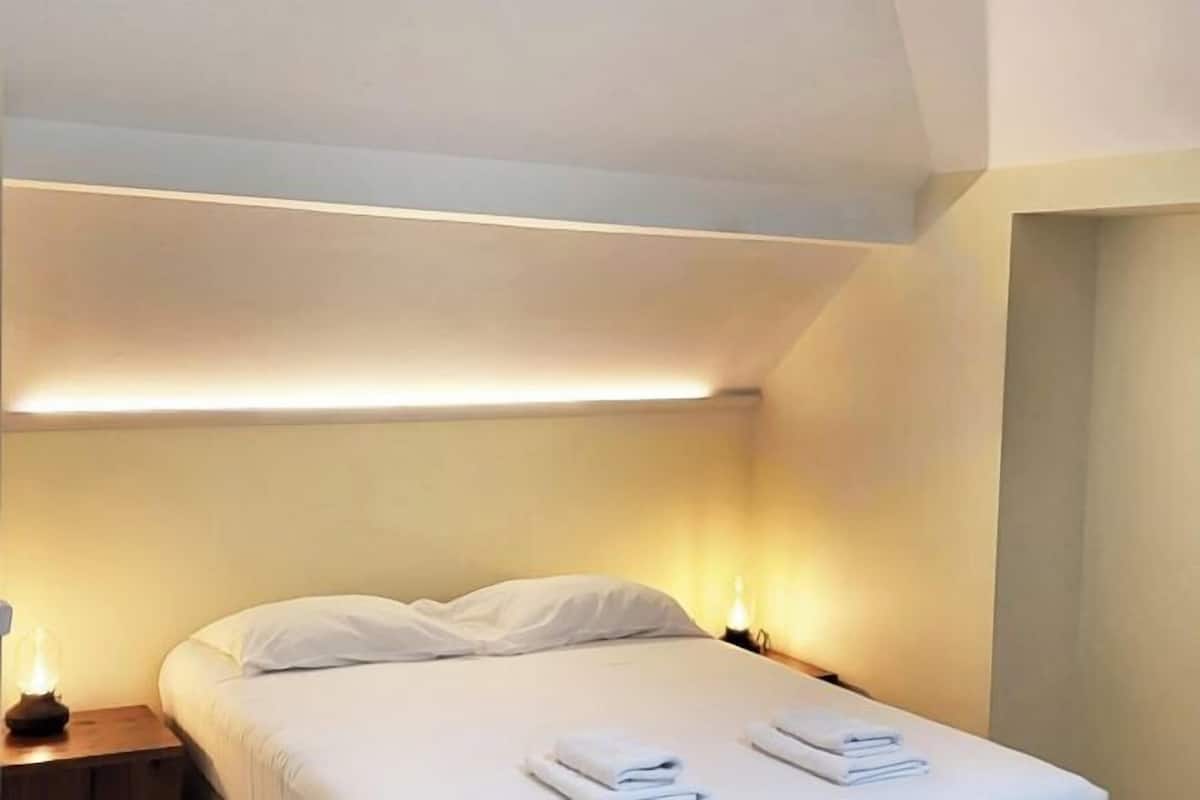 Premium bedding, down comforters, in-room safe, soundproofing