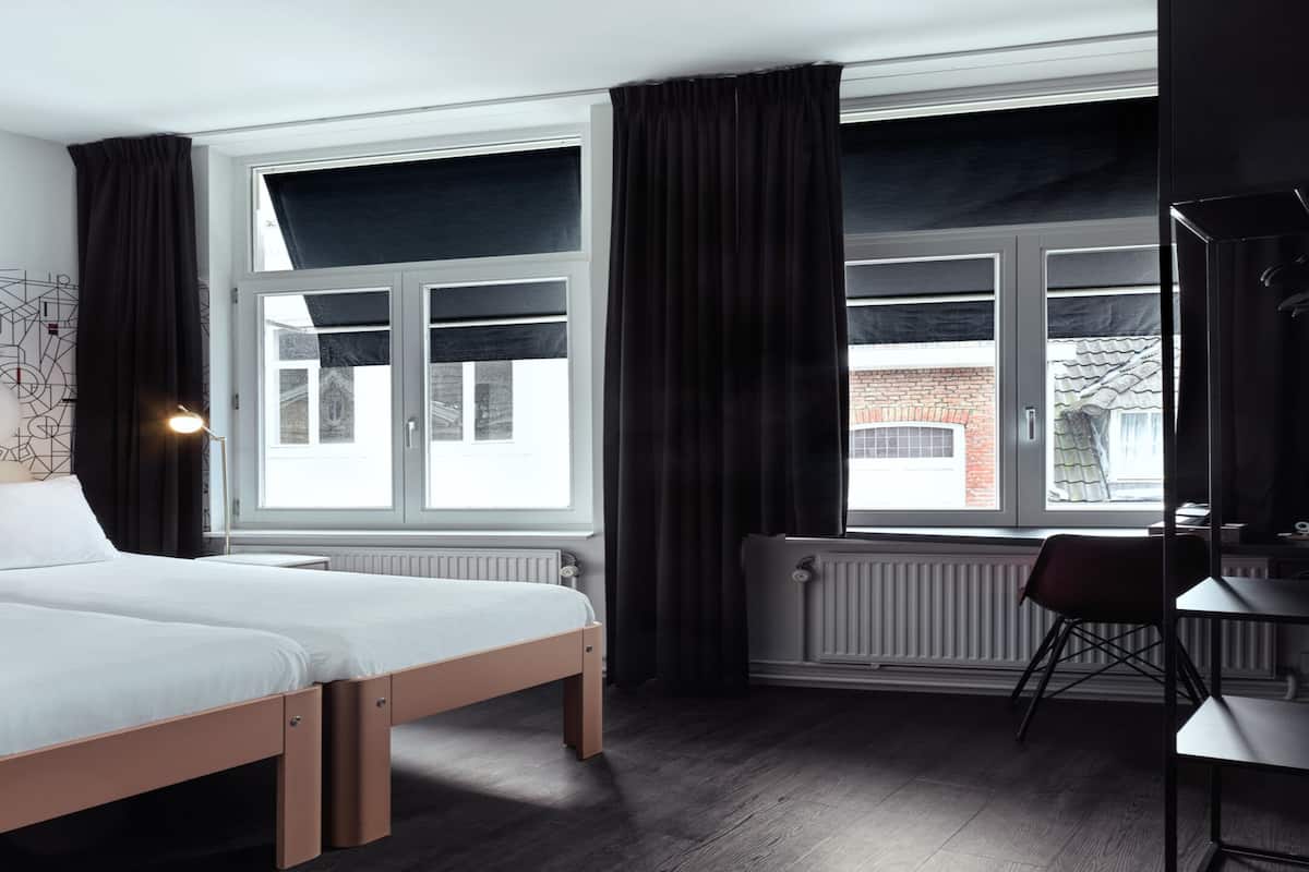 Chambre Classique avec lits jumeaux | Coffres-forts dans les chambres, bureau, fer et planche à repasser