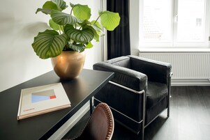 Caja de seguridad en la habitación y escritorio 