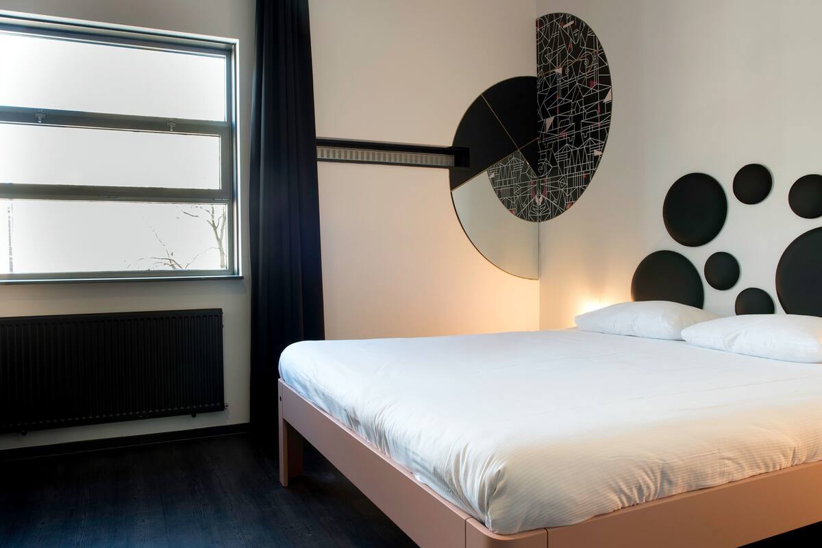 Deluxe Room, 1 King Bed | In-room safe, desk, iron/ironing board (on request), cribs (surcharge)