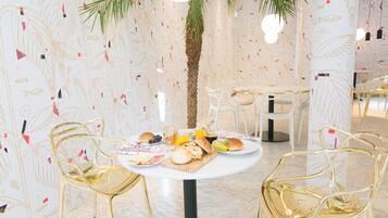 Dagelijks ontbijtbuffet (EUR 21.50 per persoon)