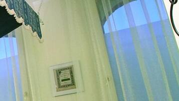 Habitación superior con 1 cama matrimonial o 2 individuales | Área de sala de estar | Televisión de pantalla plana