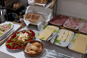 Café da manhã continental todos os dias (EUR 8 por pessoa) 