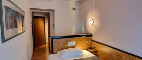 Comfort Single Room | Minibar, in-room safe, individually furnished, desk