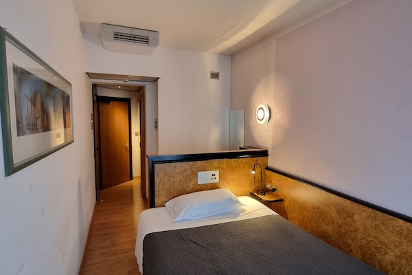 Habitació individual Comfort | Minibar, caixa forta a l'habitació, mobiliari individual i escriptori