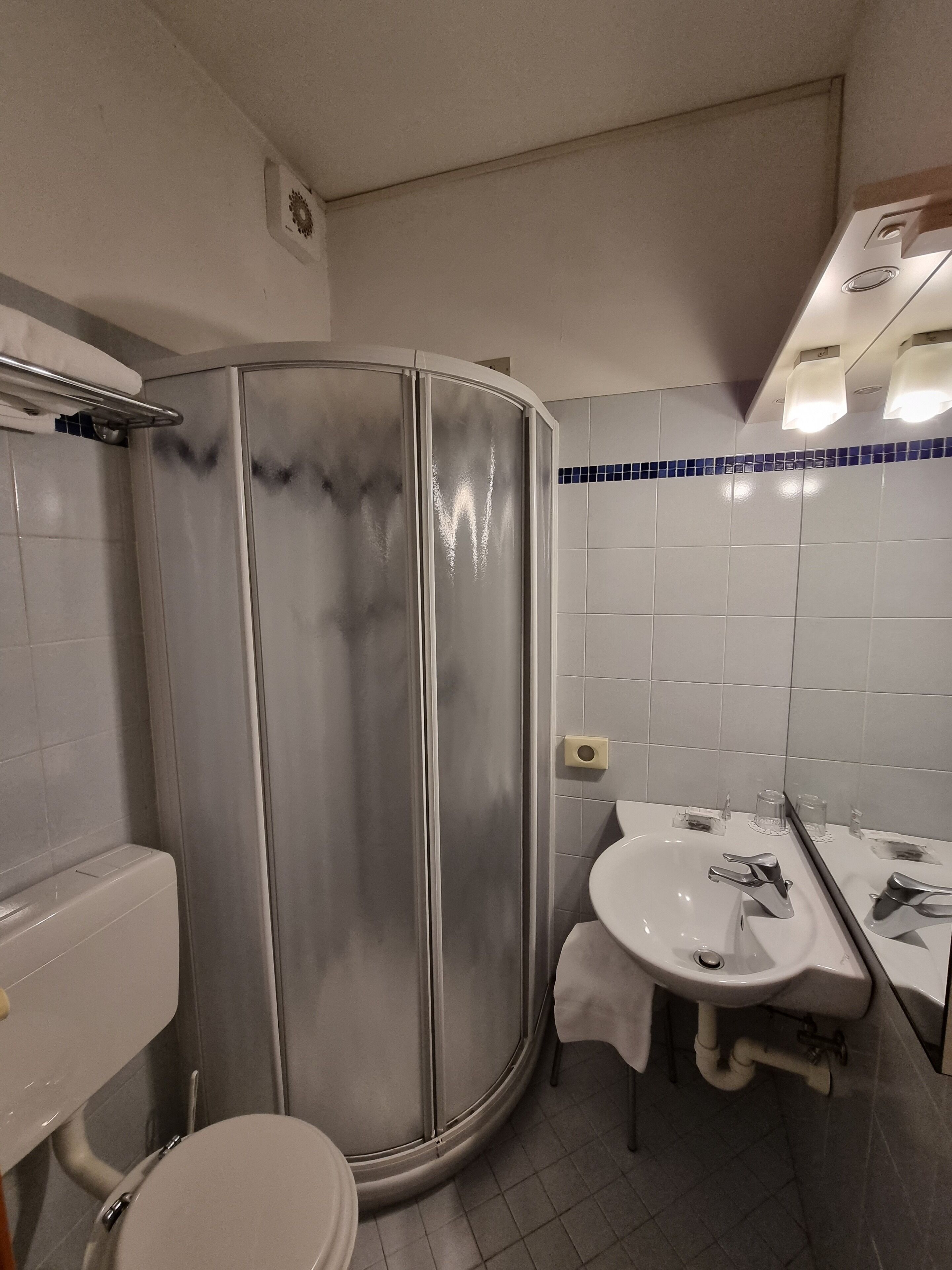 standard single room | bathroom | shower, rainfall showerhead, free toiletries, hair dryer