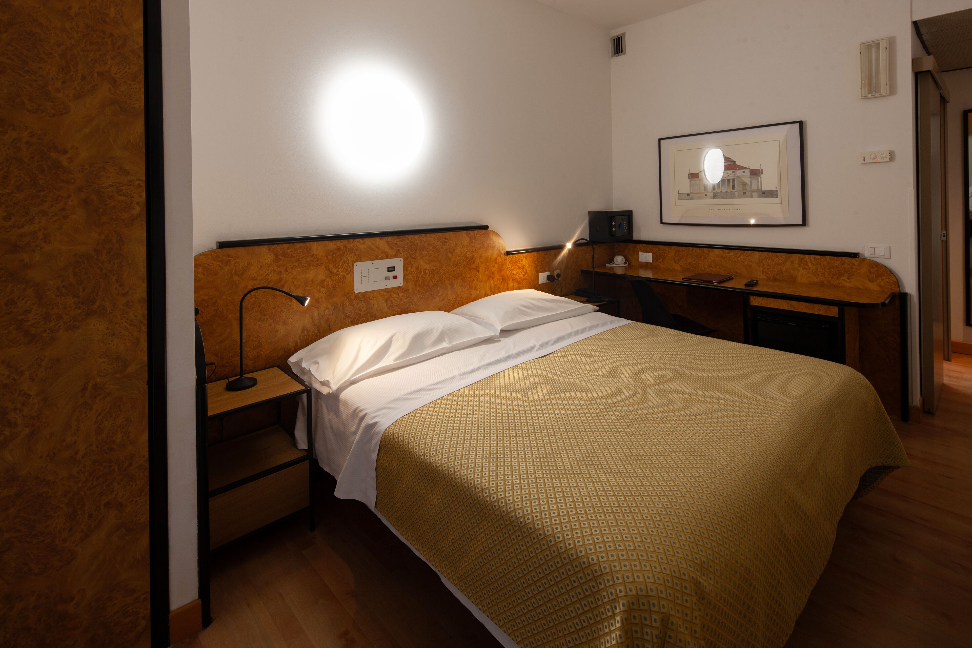 มินิบาร์, ตู้นิรภัยในห้องพัก, ตกแต่งพิเศษโดยเฉพาะ, โต๊ะทำงาน