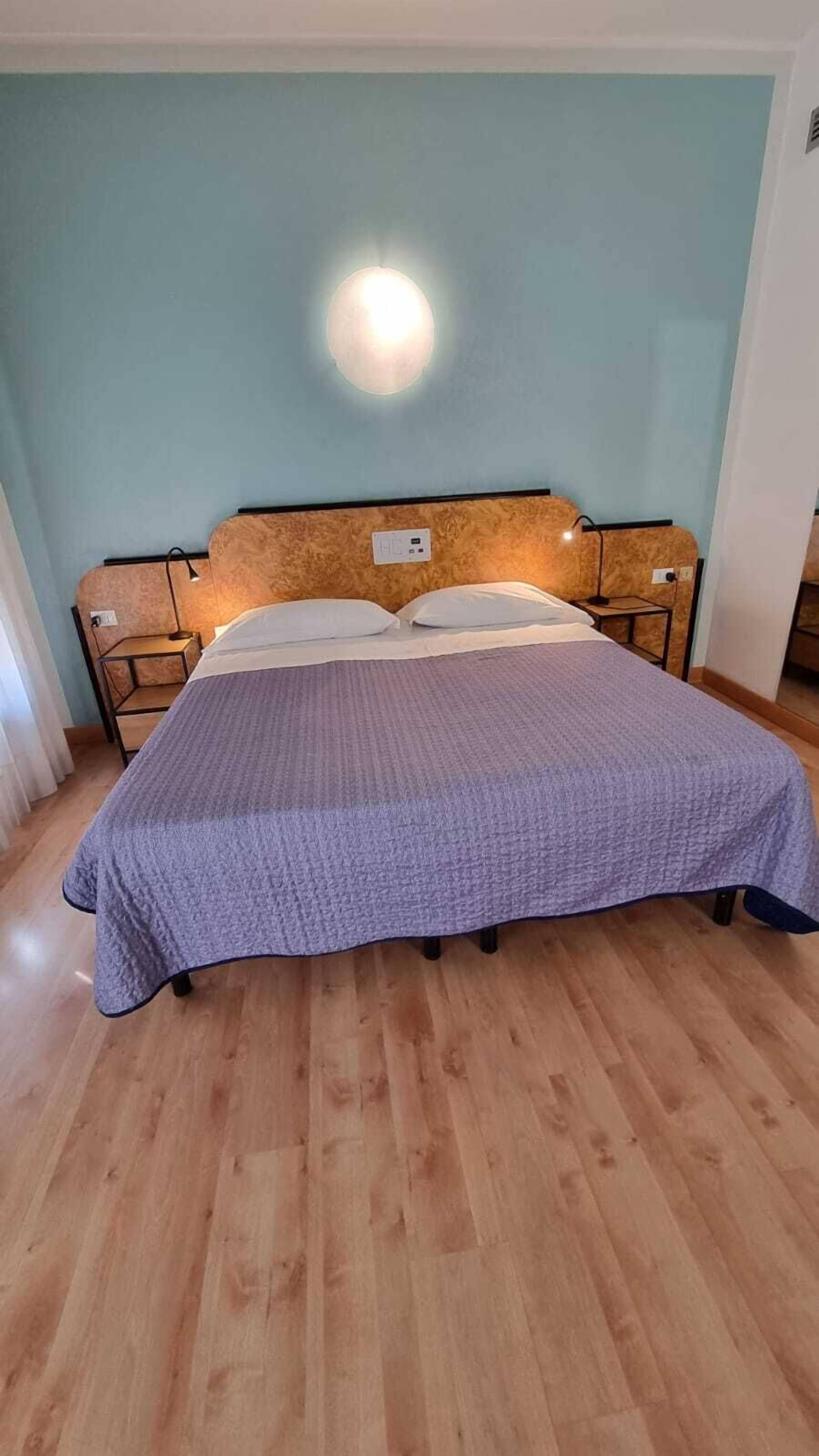 standard room | minibar, in-room safe, individually furnished, desk